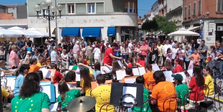 Simfonijski orkestar djece i mladih „El Sistema u Istri“ svirao pred punom tržnicom u Puli