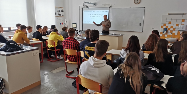 Fakultet prirodnih znanosti provodi ciklus predavanja po srednjim školama Istre