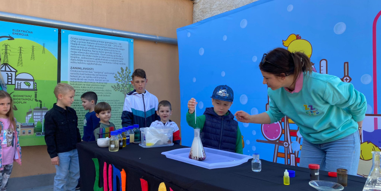 I sutra, u subotu 27.05., znanstveni doručak u Puli za mališane uz zanimljive pokuse u Ludom laboratoriju te prigodnu zakusku