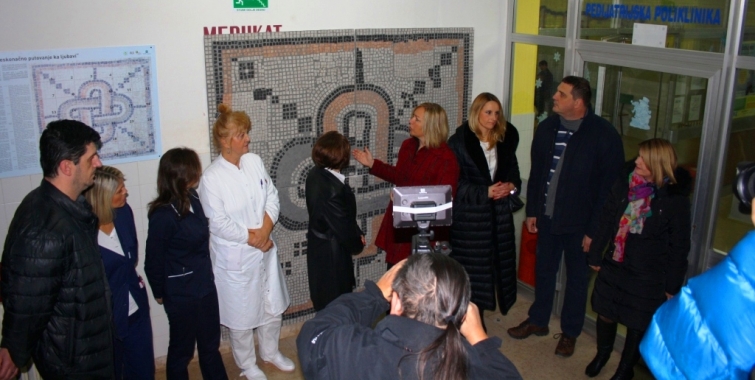 Mozaik „Beskonačno putovanje ka ljubavi“ od sada će krasiti Odjel za pedijatriju OB Pula